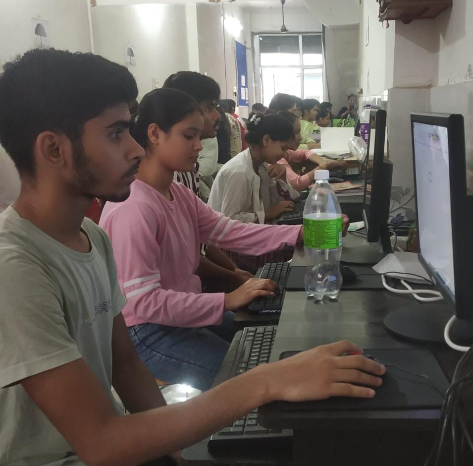 Students learning at MR Computer Classes